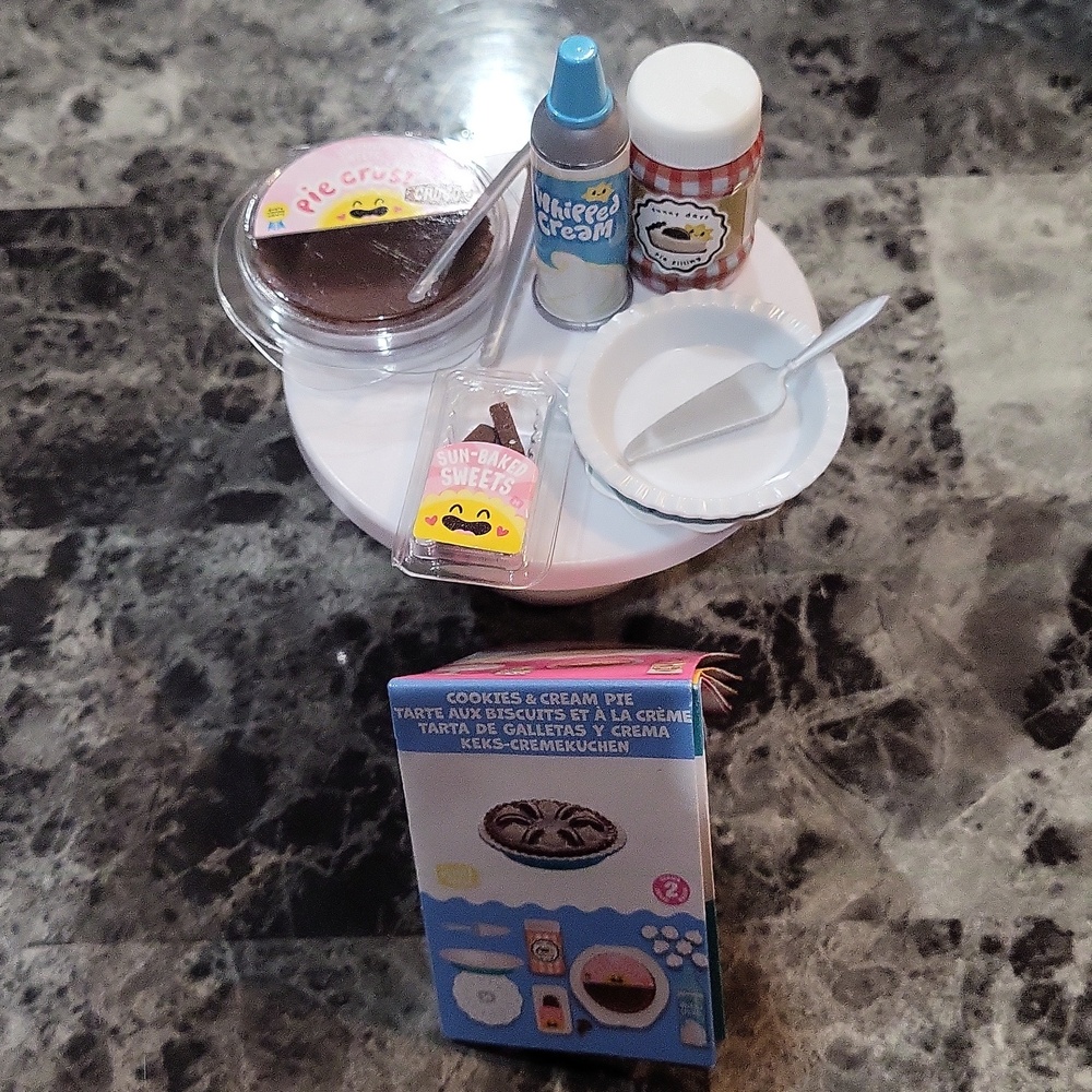 Miniverse Make It Mini Cookies & Cream Pie - Picture 2 of 3